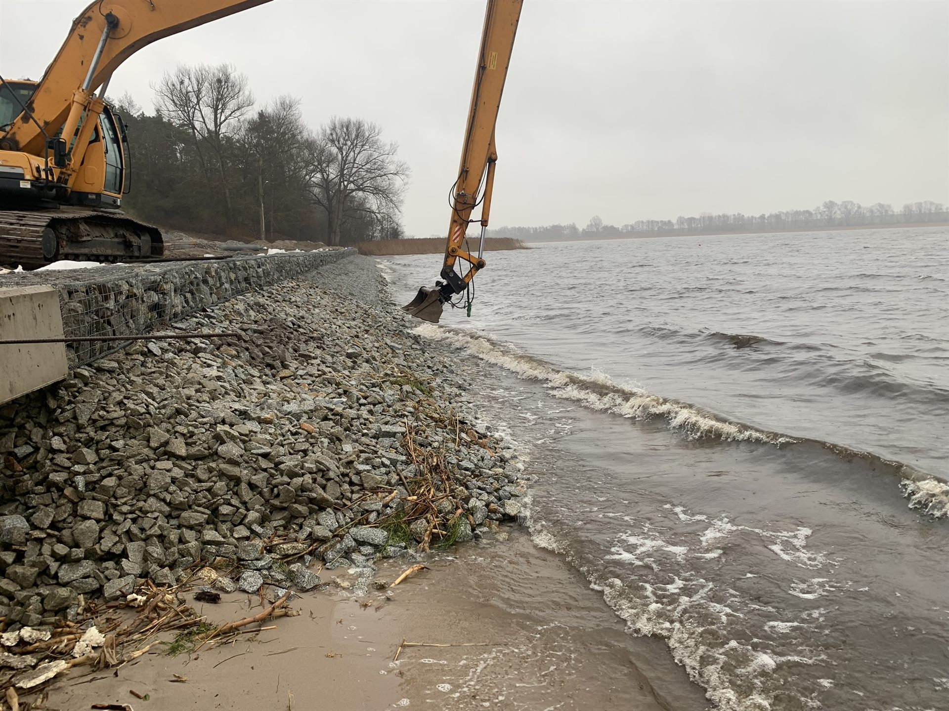 Umacnianie brzegu narzutem z kamienia łamanego — roboty hydrotechniczne nad rzeką
