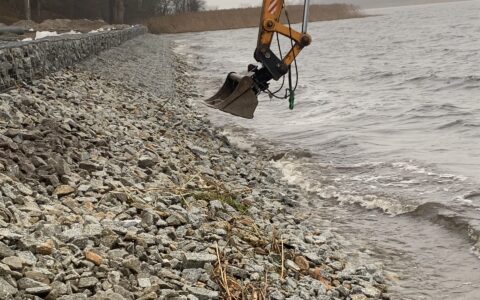 Umocnienia brzegów — metody, kiedy są konieczne i jak trwale zabezpieczyć brzeg
