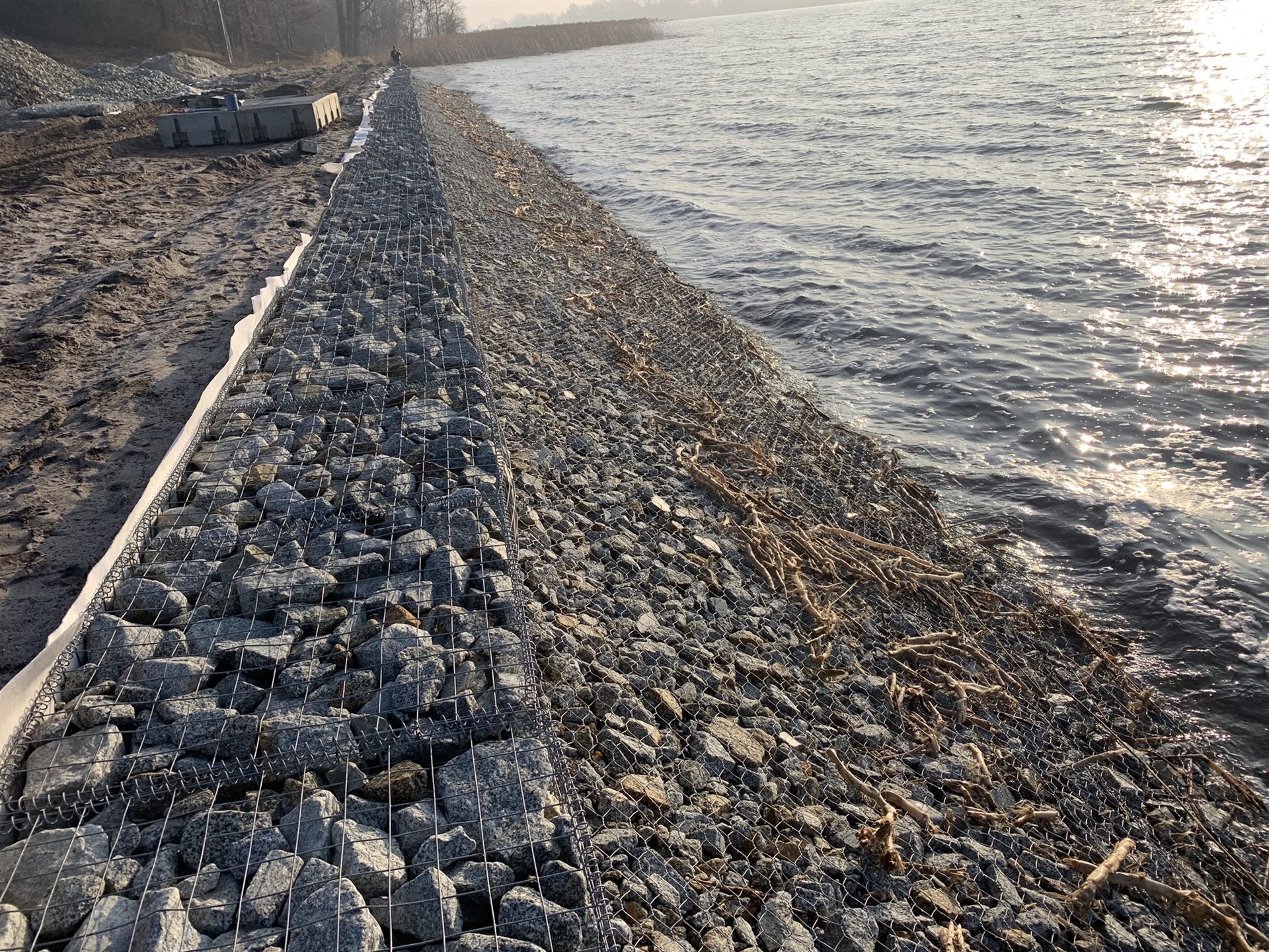 Materace gabionowe jako umocnienie brzegu nad wodą